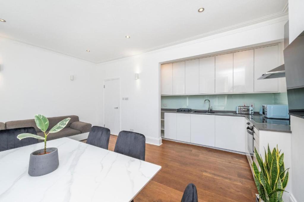 Luxury 4 Bedroom Flat With Stunning Shard View From Terrace In Central London! Next To Station, Sleeps 9 Номер фото