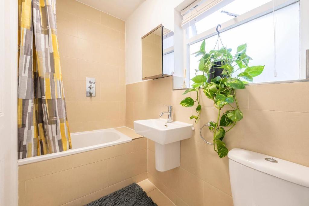 Luxury 4 Bedroom Flat With Stunning Shard View From Terrace In Central London! Next To Station, Sleeps 9 Номер фото