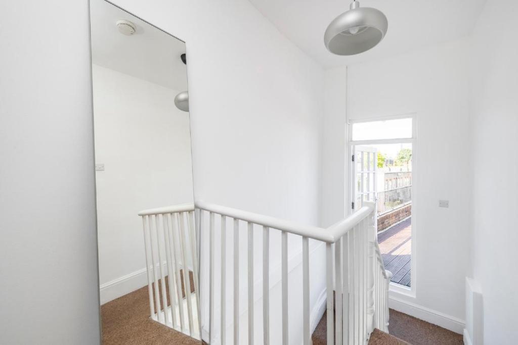 Luxury 4 Bedroom Flat With Stunning Shard View From Terrace In Central London! Next To Station, Sleeps 9 Номер фото