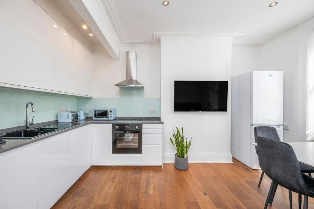 Luxury 4 Bedroom Flat With Stunning Shard View From Terrace In Central London! Next To Station, Sleeps 9 Номер фото