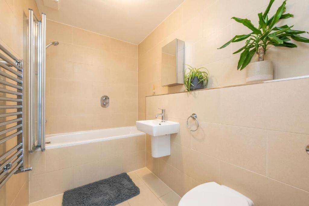 Luxury 4 Bedroom Flat With Stunning Shard View From Terrace In Central London! Next To Station, Sleeps 9 Номер фото
