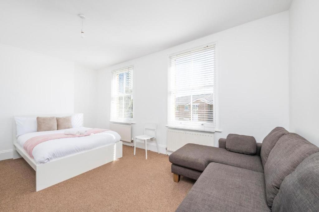 Luxury 4 Bedroom Flat With Stunning Shard View From Terrace In Central London! Next To Station, Sleeps 9 Номер фото