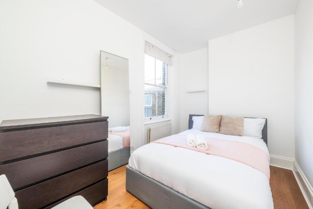 Luxury 4 Bedroom Flat With Stunning Shard View From Terrace In Central London! Next To Station, Sleeps 9 Номер фото
